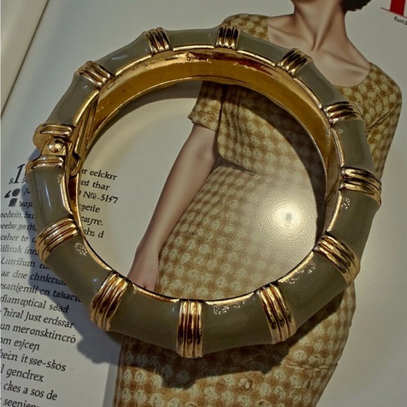 Vintage Elegant Hinged Taupe Enamel & Shiny Gold Tone Bangle Bracelet - Picture 3 of 5